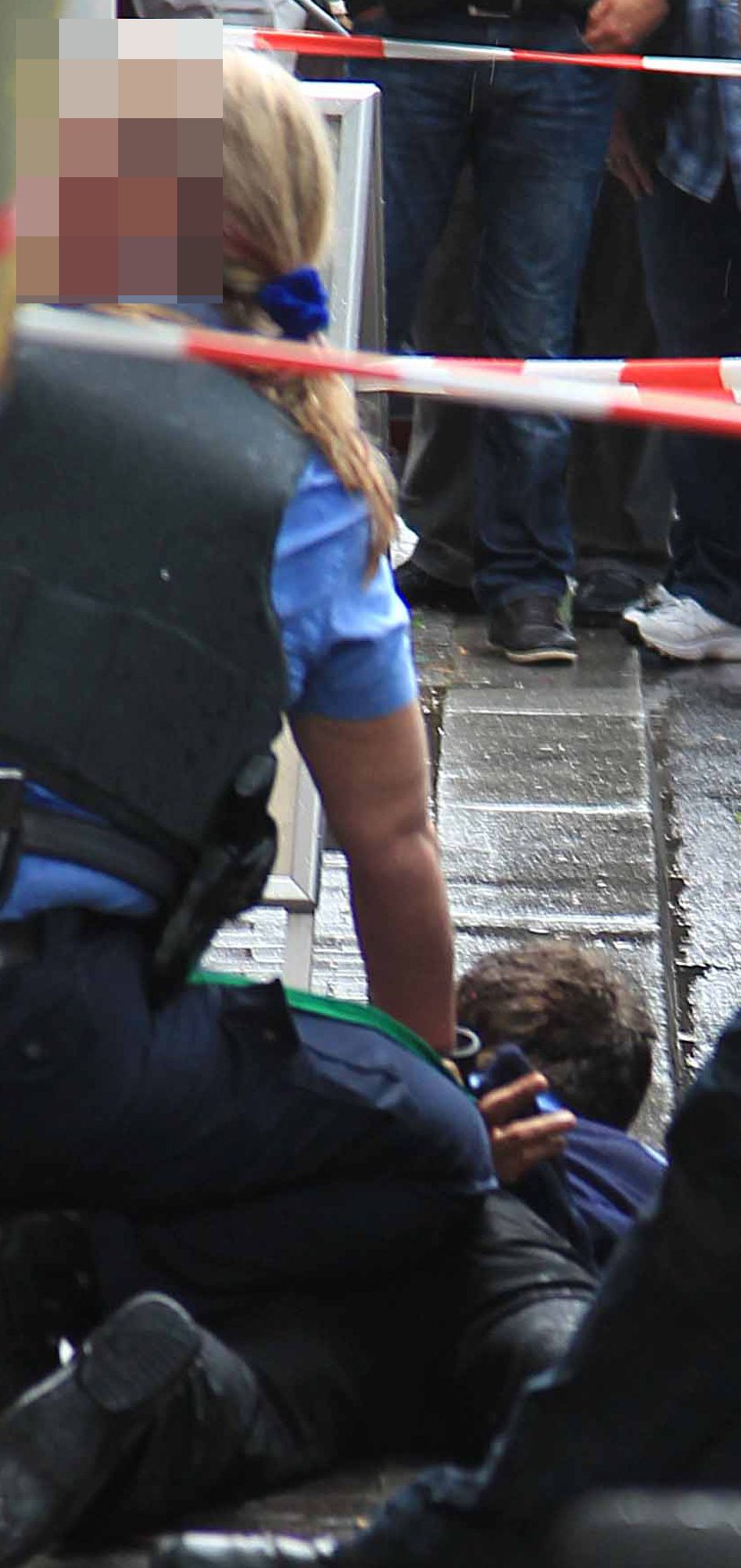 Ihr Komplize konnte flüchten. Die Einer der Helfer und die Verkäuferin wurden beim Überfall verletzt. Polizei fahndet nach ihm.