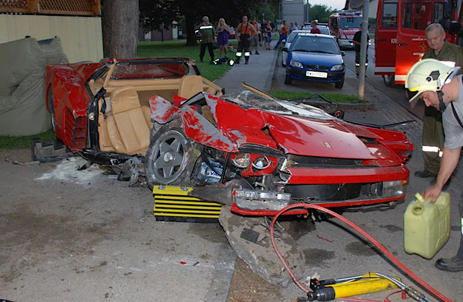 Das war's mit dem Ferrari. Totalschaden nach einem sportlichen Anfahr-Versuch.