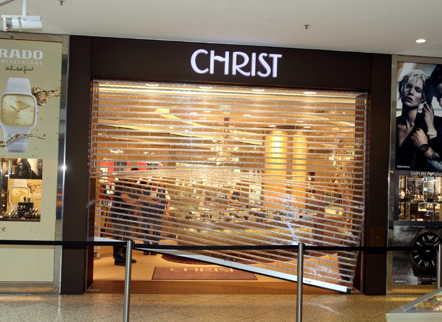 Mit Karacho durchs das Rollgitter: Der spektakuläre Auto-Einbruch in die Filiale des Juwelier Christ am Potsdamer Platz.