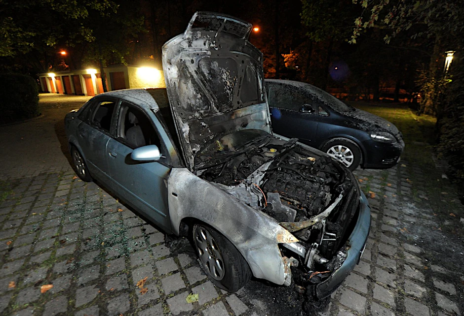 Ein ausgebranntes Auto steht am Dienstag im Gorgasring in Berlin Spandau. 12 Fahrzeuge brannten in der Nacht - die Täter entkamen wieder.