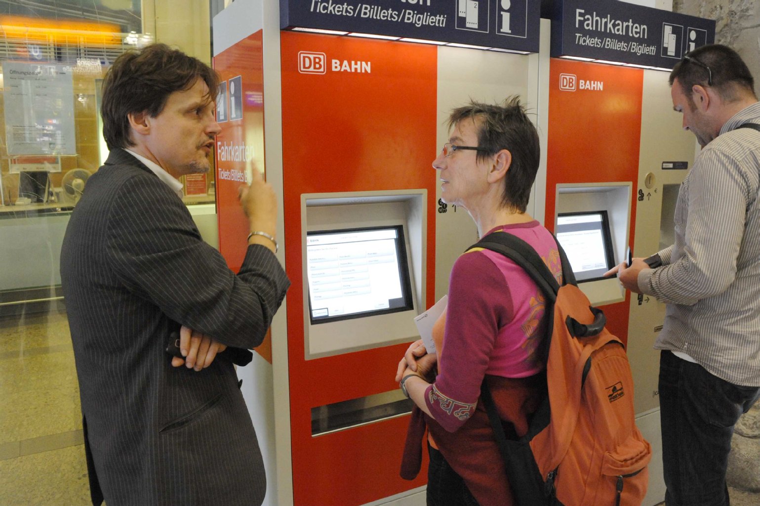 Sie wird sich auch weiter im Reisezentrum Tickets kaufen - der Automat ist keine Alternative.