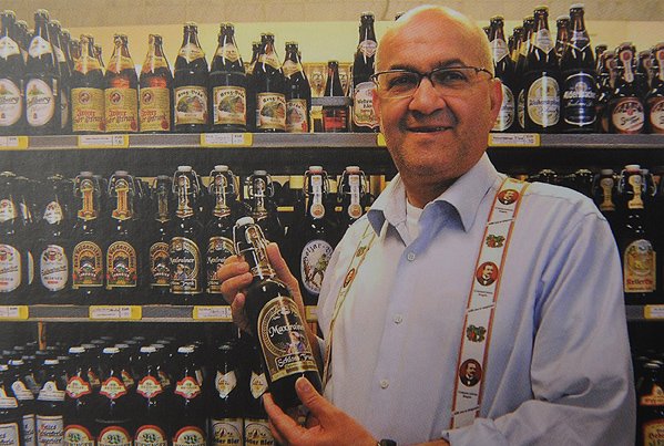 Da war noch alles gut: der glückliche Bierhändler Zare Bidoki in seinem Laden an der Senefelder Straße ...