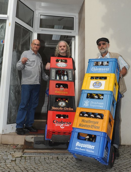 Nun musste er den Markt mit seinen Mitarbeitern Bernd Grantzki (54) und Hans-Joachim Wöß (54, re.) räumen.
