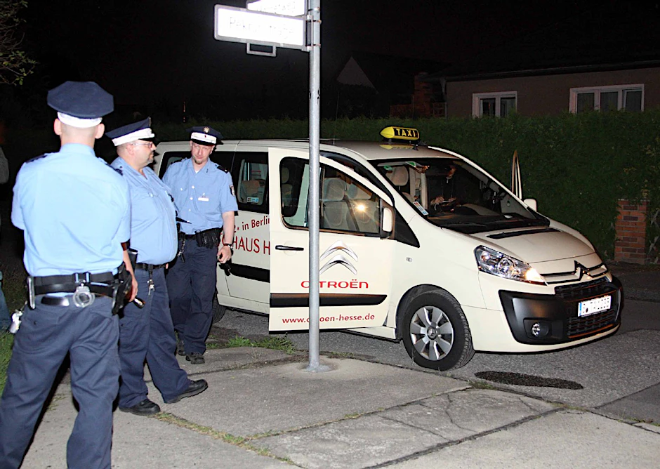 Polizisten kurz nach dem Überfall am Tatort.