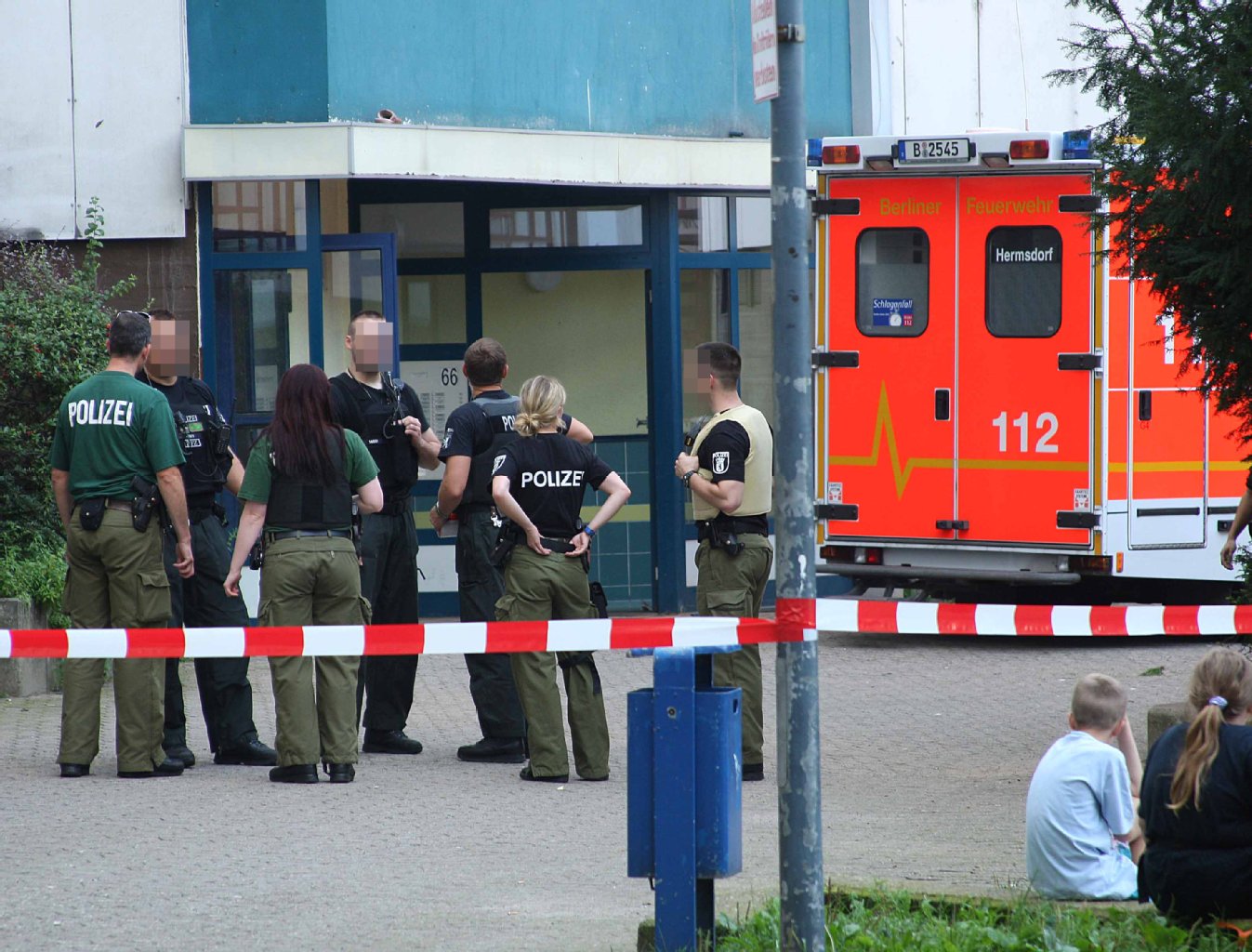 Polizisten stehen vor dem Haus, in dem Andrea H. erschossen wurde.