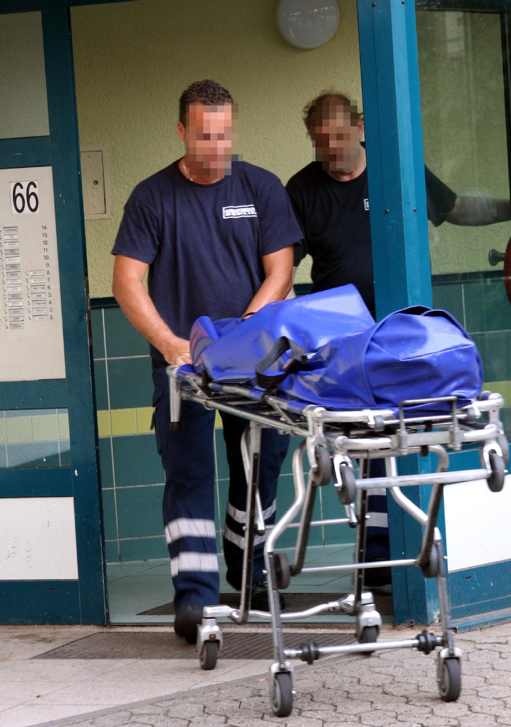 Die eingewickelte Leiche von Andrea H. wird von Gerichtsmedizinern abtransportiert.