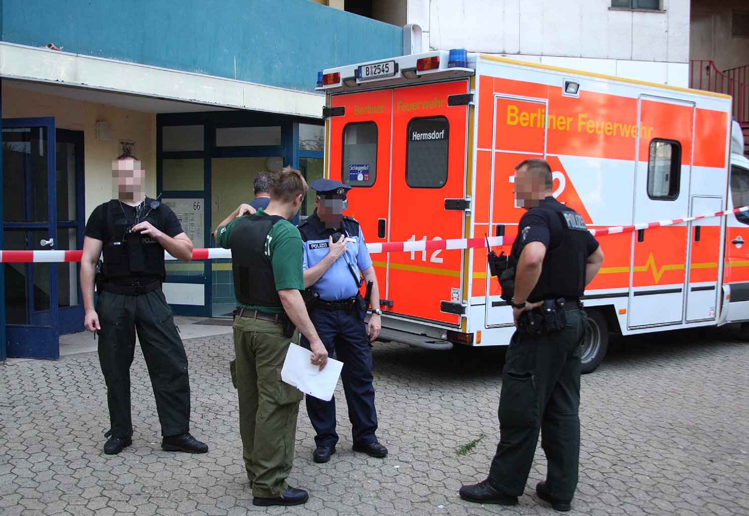 Eine ganze Polizei-Hundertschaft war kurz nach dem tödlichen Schuss am Tatort.
