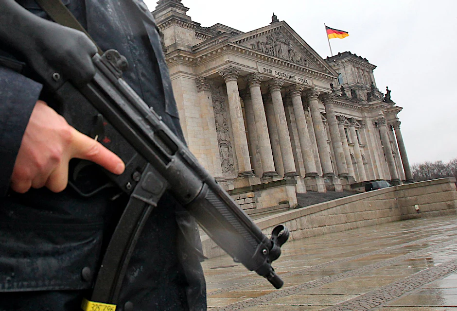 Mit Maschinenpistole: Einer der Polizeibeamten, die im Herbst 2010 den wegen Terror-Drohungen gesperrten Reichstag bewachen.
