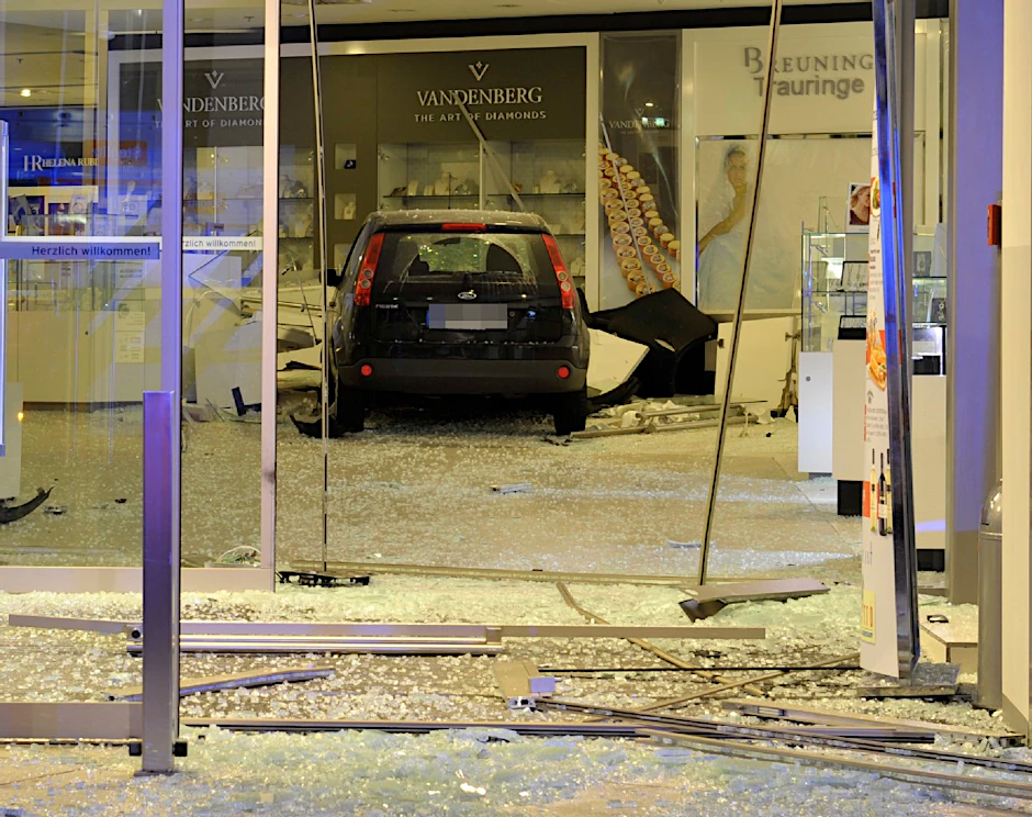 Ein Einbruch mit Krawumm: Die Täter verwüsteten den ganzen Karstadt-Eingang. Als sie mitten in der Schmuckabteilung parkten, bekamen sie offenbar Panik und flüchteten ohne Beute.