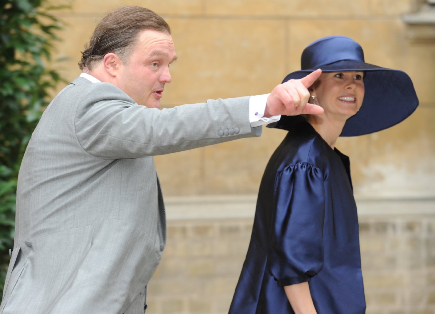 Alexander Fürst zu Schaumburg-Lippe und seine Frau Nadja Anna treffen zur kirchlichen Trauung von Prinz Georg Friedrich von Preußen und Prinzessin Sophie an der Friedenskirche in Potsdam ein.
