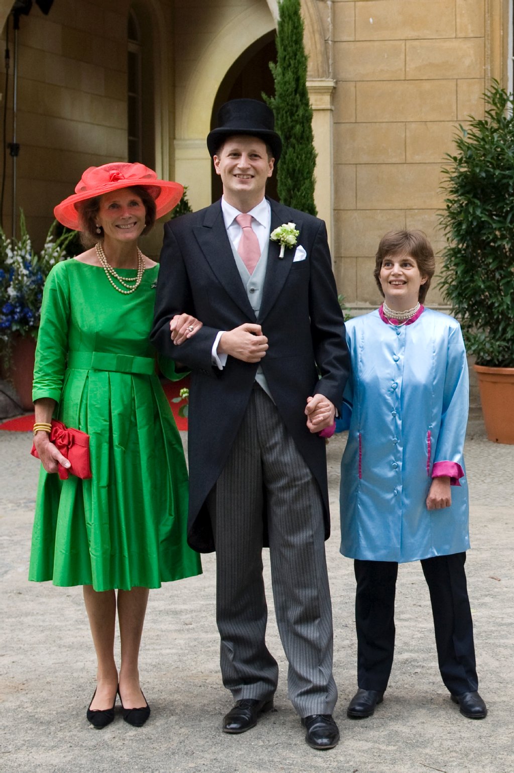 Georg Friedrich Ferdinand Prinz von Preußen vor der Friedenskirche in Potsdam in Begleitung seiner Mutter Herzogin Donata von Olenburg (l.) und seiner Schwester Cornelie-Cecile Prinzessin von Preußen