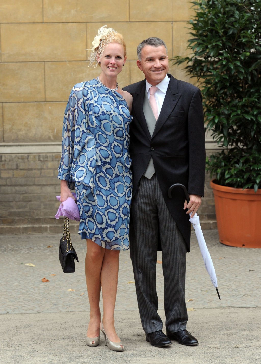 Elizabeth Herzogin in Bayern und Daniel Terberger treffen zur kirchlichen Trauung mit Prinzessin Sophie an der Friedenskirche in Potsdam ein. Rund 700 Gäste aus dem deutschen und internationalen Hochadel sind zur Hohenzollern-Hochzeit in der prachtvollen Umgebung von Sanssouci geladen.