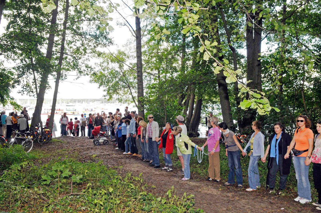 Die Menschenkette am Müggelsee: Hier am Müggelhort wurde sie mit Booten über Wasser fortgesetzt.
