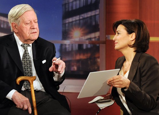 Dienstag, 22.45 Uhr: Sandra Maischberger (hier mit Altkanzler Helmut Schmidt) behält ihren Sendeplatz. Sie hat im Schnitt 1,7 Millionen Zuschauer.