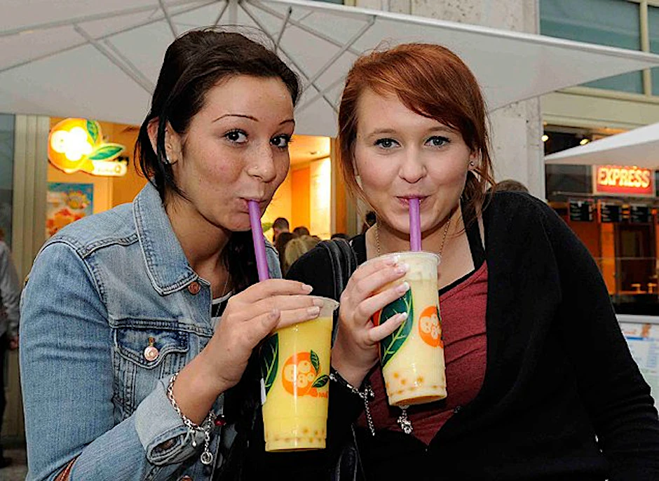Jasmin (19, links) und Sophie (19) schwören auf Bubble Tea. „Trotz der langen Warteschlange kamen wir zügig dran“, loben sie den Laden am Alex.