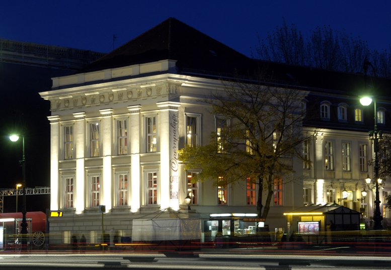Hell erleuchtet: So romantisch sieht das Opernpalais in den Abendstunden aus.