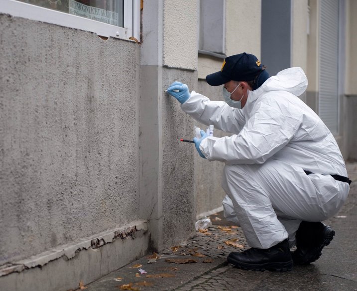 Die Polizei kratzt nach einer Schießerei in Neukölln die Kugeln aus der Wand. Kurios: Opfer und Täter erinnern sich an nichts ...