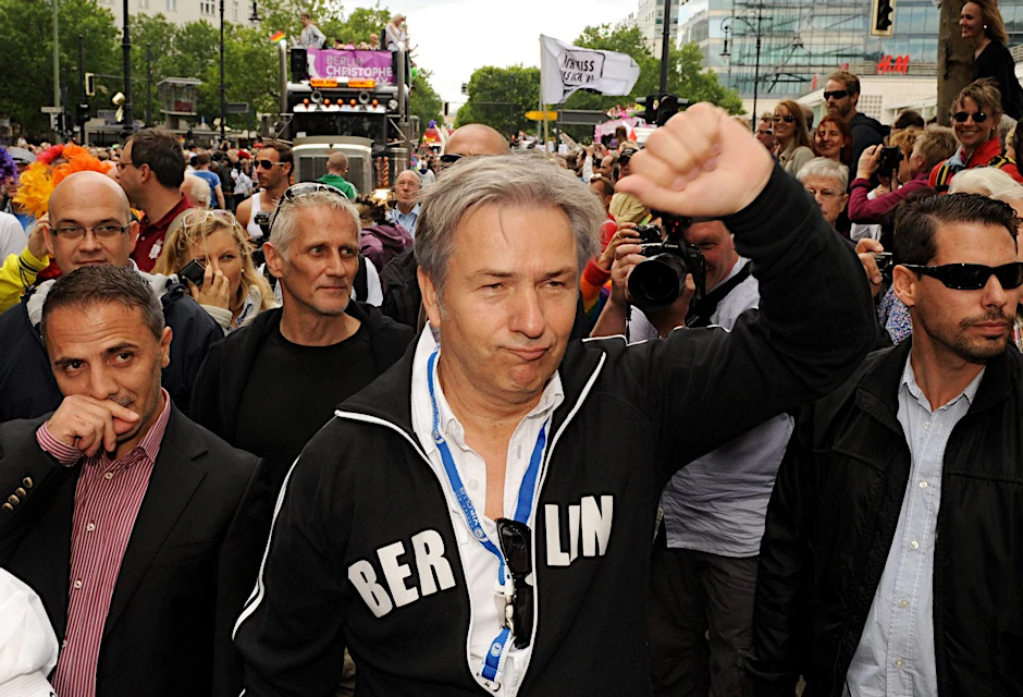 Klaus Wowereit hat "großes Verständnis" für die Proteste gegen den Papst-Besuch - und zeigt demonstrativ Flagge auf dem Christopher Street Day.