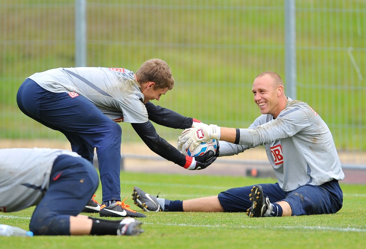 Thomas Kraft klaut der Nummer zwei Maikel Aerts den Ball aus den Händen.