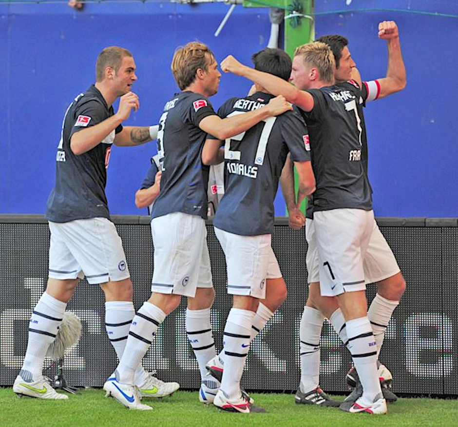 Eine blau-weiße Freudentraube – Hertha ist angekommen in der Bundesliga. Aber ein paar Wünsche sind noch offen.