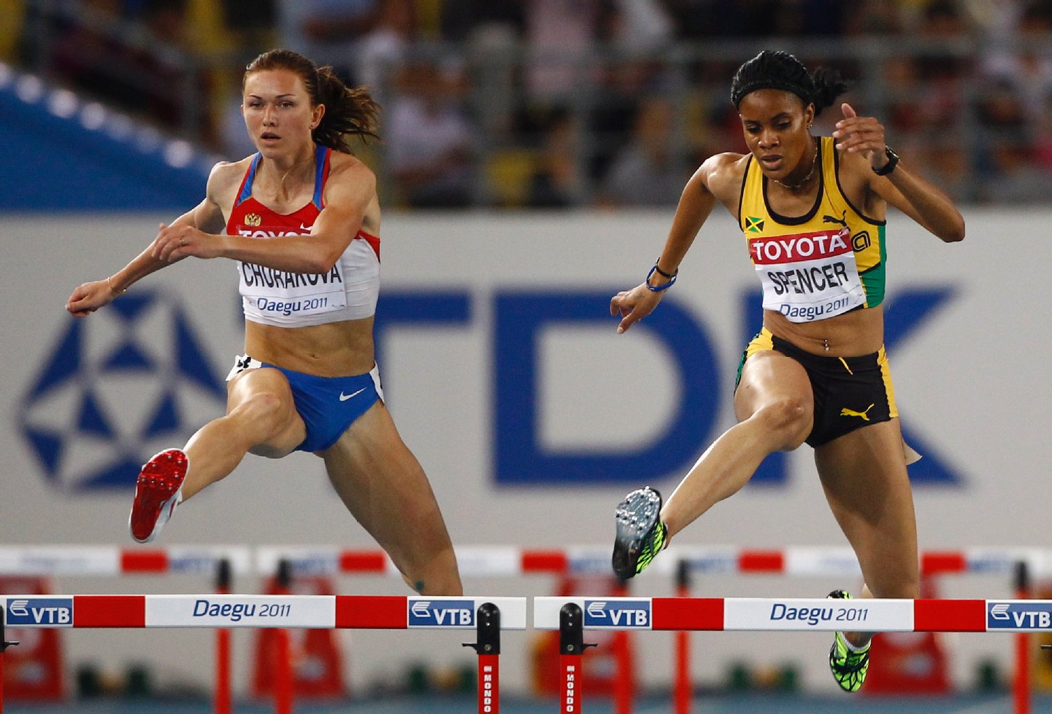Elena Churakova (Russland) und Kaliese Spencer (Jamaika)