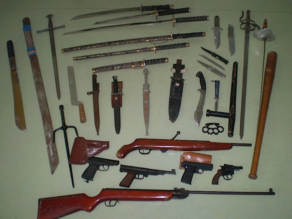 Schreckschusswaffen, Messer, Säbel, Macheten, Dolche wurden entdeckt.