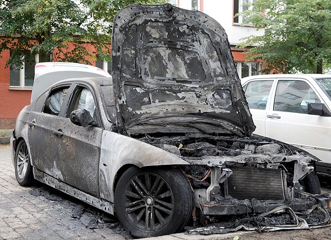 Dieser BMW wurde in der Nacht zu Dienstag abgefackelt, die mutmaßlichen Brandstifter erwischt.
