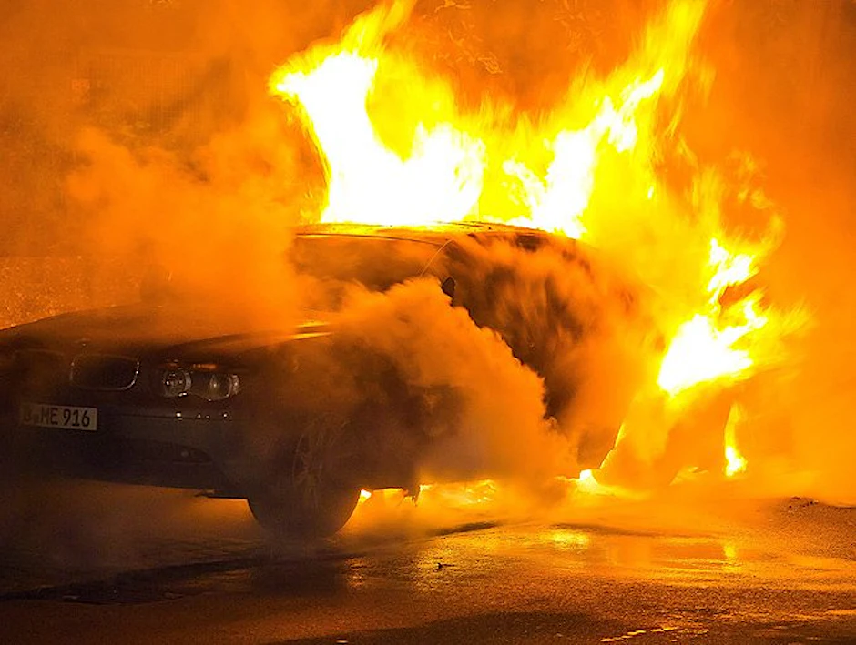 Eines von rund 530 abgefackelten Autos in Berlin.
