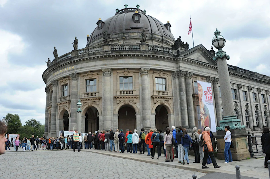 Endlos-Schlange vor dem Bode-Museum. Nur wer früh kommt, hat eine Chance.