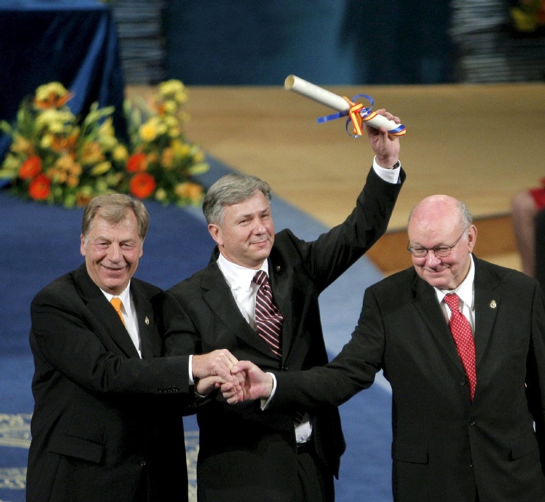 Klaus Wowereit, Walter Momper (r.) und Eberhard Diepgen (l) 2009 bei der Verleihung des Prinz von Asturien Preises an Berlin.
