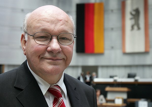 Parlamentspräsident Walter Momper (SPD) am 26.10.06 während der konstituierenden Sitzung des Berliner Abgeordnetenhauses.