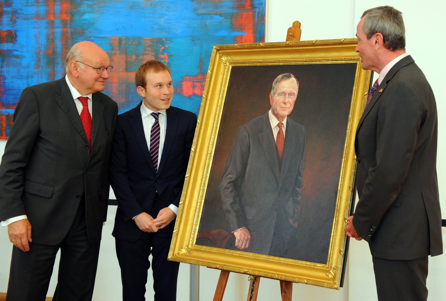 Walter Momper (l), Präsident des Abgeordnetenhauses von Berlin, Pierce Bush, der Enkelsohn von George Bush, und US-Botschafter Philip D. Murphy stehen am Ehrenbürgerporträt des ehemaligen US-Präsidenten George H. W. Bush am Mittwoch (31.08.2011) im Festsaal des Abgeordnetenhauses von Berlin.