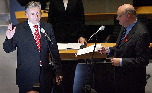 Walter Momper mit Klaus Wowereit (l.) bei dessen Vereidigung als Regierender Bürgermeister am 23.11.2006.