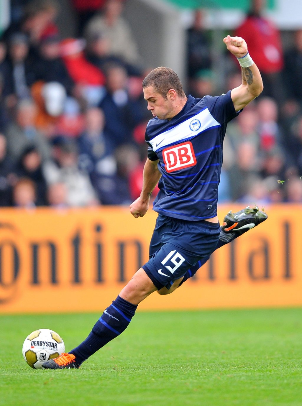 Schießt Stürmer Pierre-Michel Lasogga auch in der Bundesliga so scharf wie vergangene Saison?
