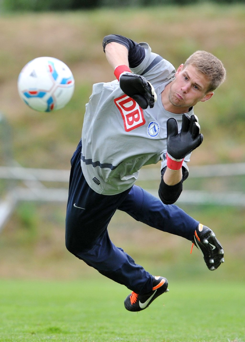 Thomas Kraft springt morgen mit Hertha ins Abenteuer Bundesliga. Der Torwart muss für den Klassenerhalt Siege mit Paraden festhalten.