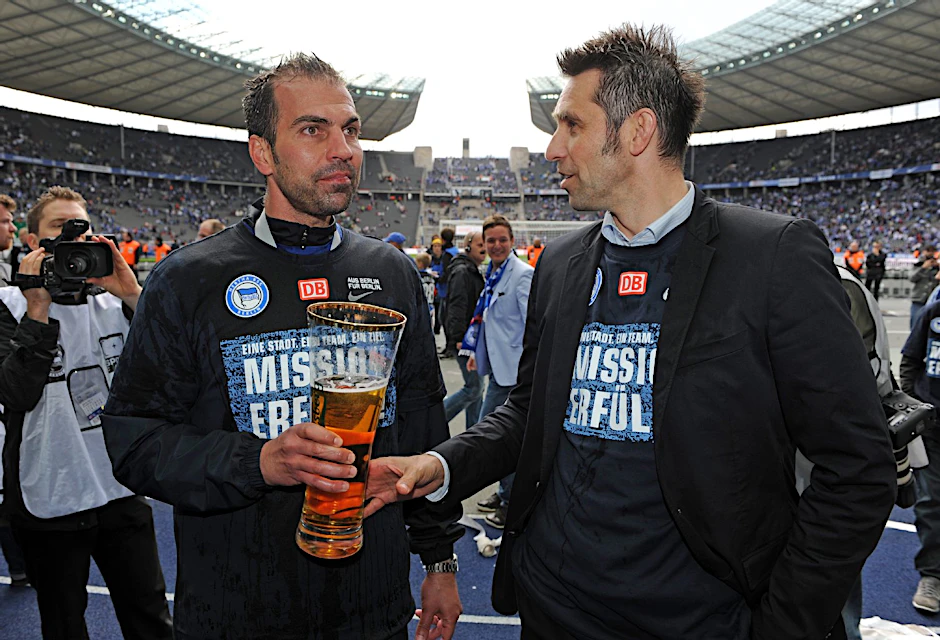 Eine kleine Zeitreise zum 5. Mai 2012. Nach dem 34. Bundesliga-Spieltag wollen sich Markus Babbel und Michael Preetz wieder ein Bier gönnen.