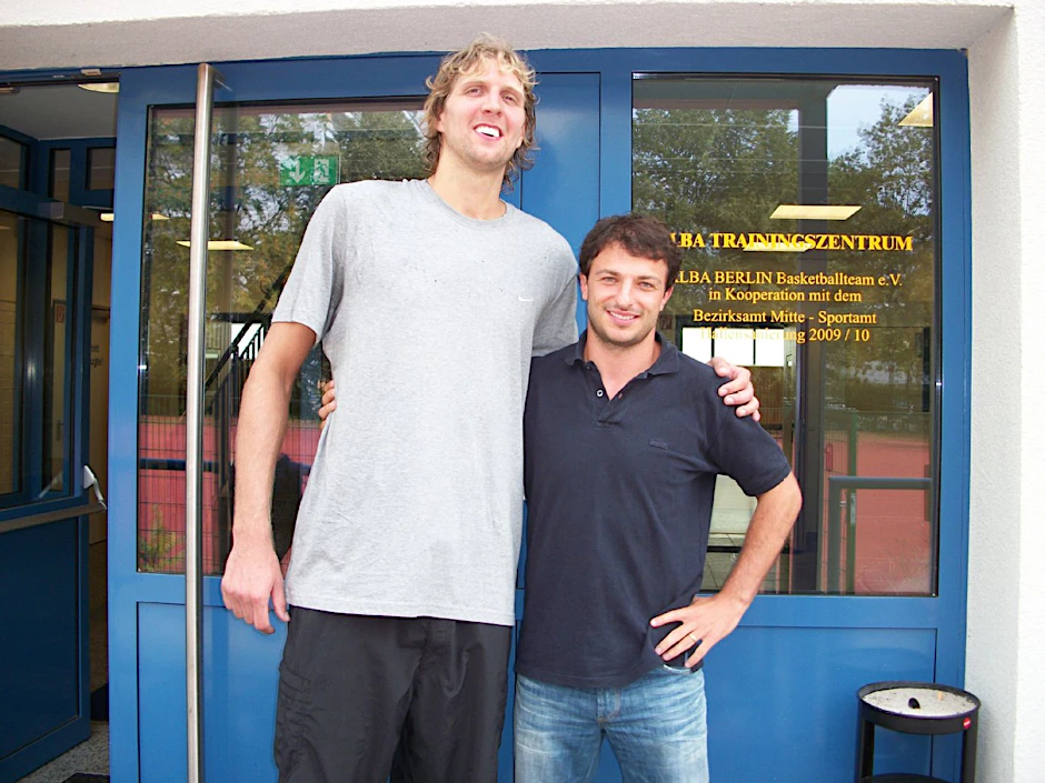 NBA-Superstar Dirk Nowitzki und Albas Team-Manager Mithat Demirel vor der Alba-Geschäftsstelle.