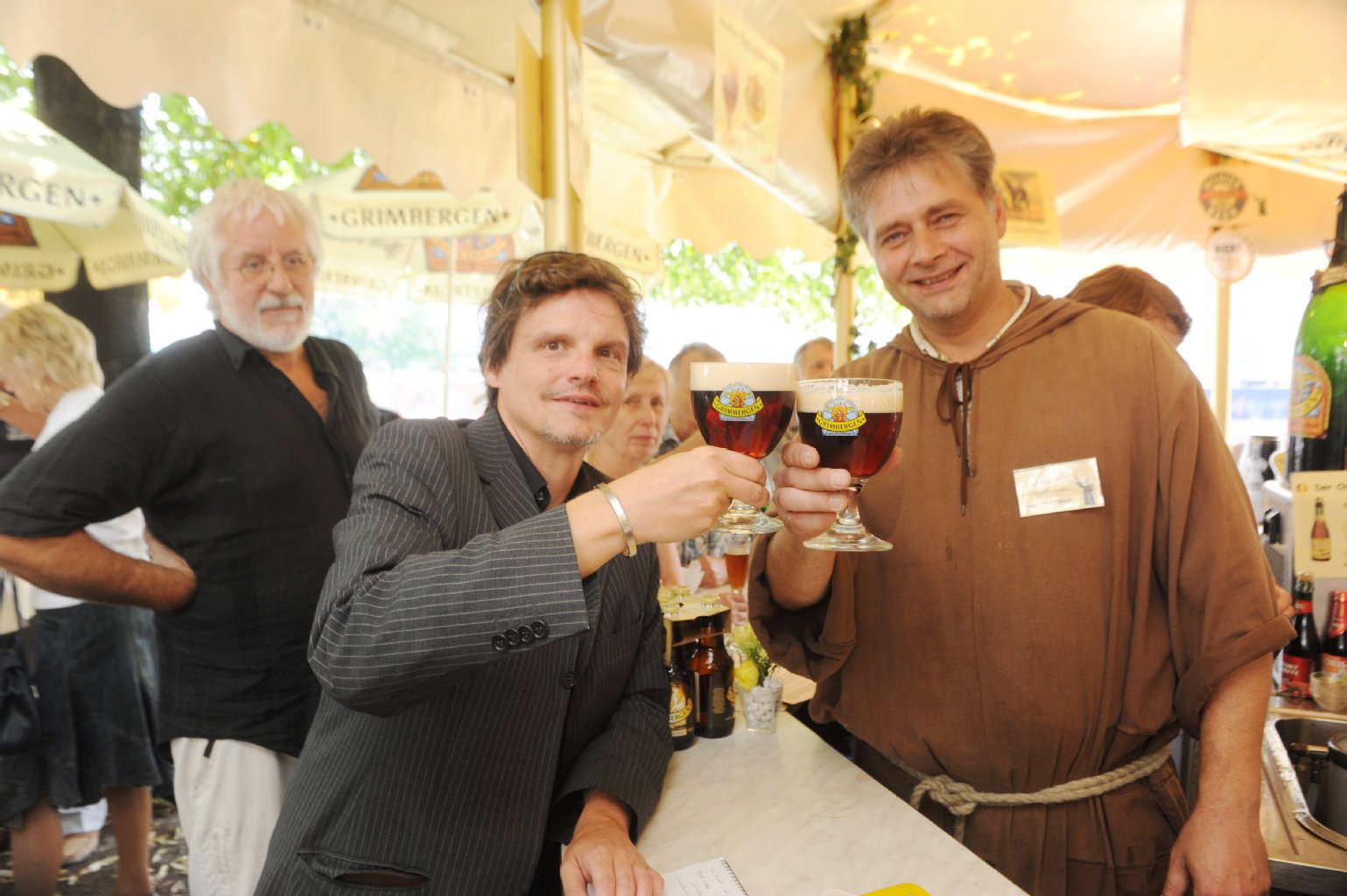 Zum Glück gibt es aber Bier-Abt Hermann! Der reicht ihm ein Dunkelbier aus Belgien.