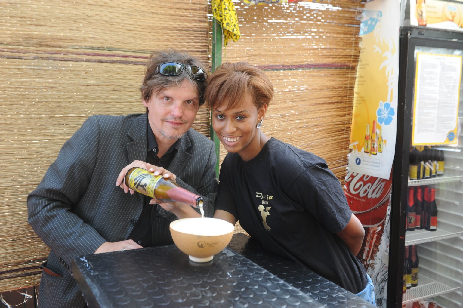 Ilona (23) schenkt dem Reporter leckeres Palmen-Bier aus Ghana ein.