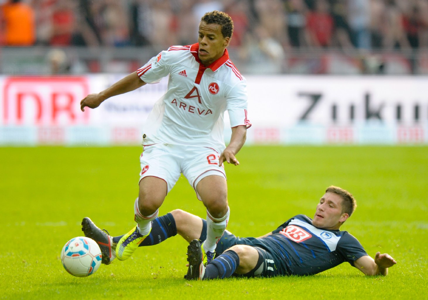 Nürnbergs Timothy Chandler (l.) im Zweikampf mit Herthas Tunay Torun.