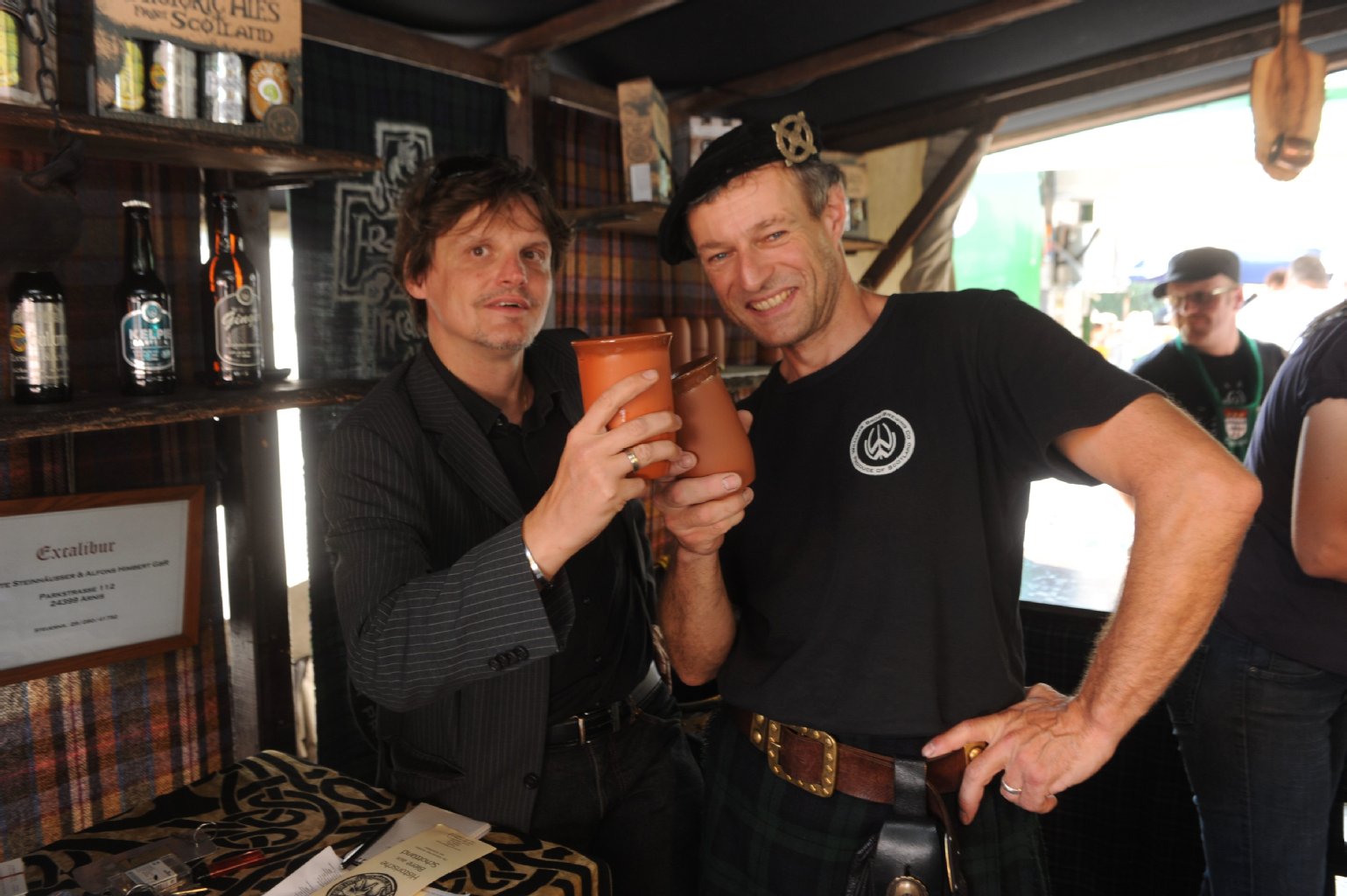 Das Bier aus dem schottischen Norden wird in Tongefäßen getrunken.