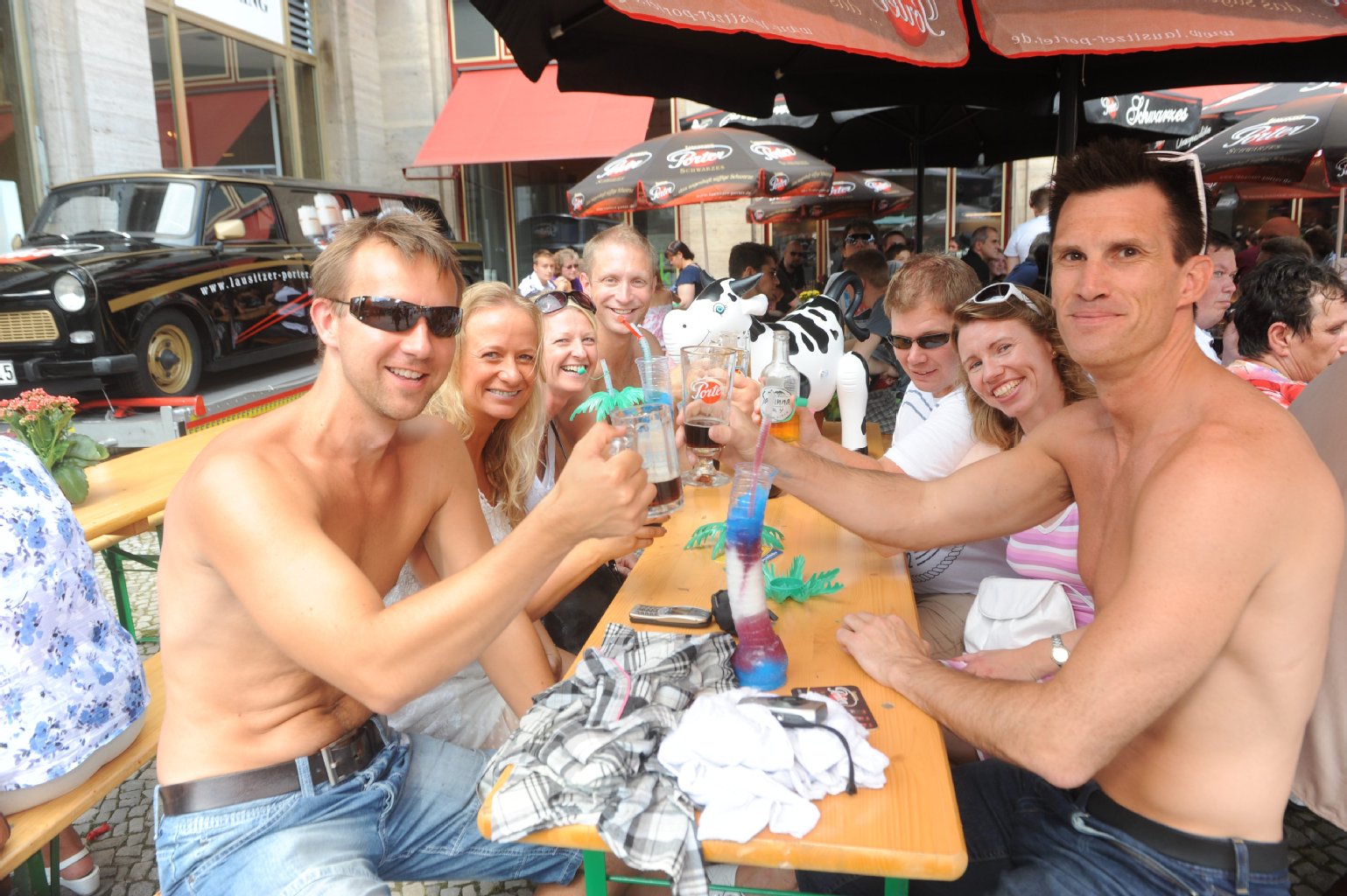 Auch diese norwegischen Bier-Fans lassen es sich schmecken.
