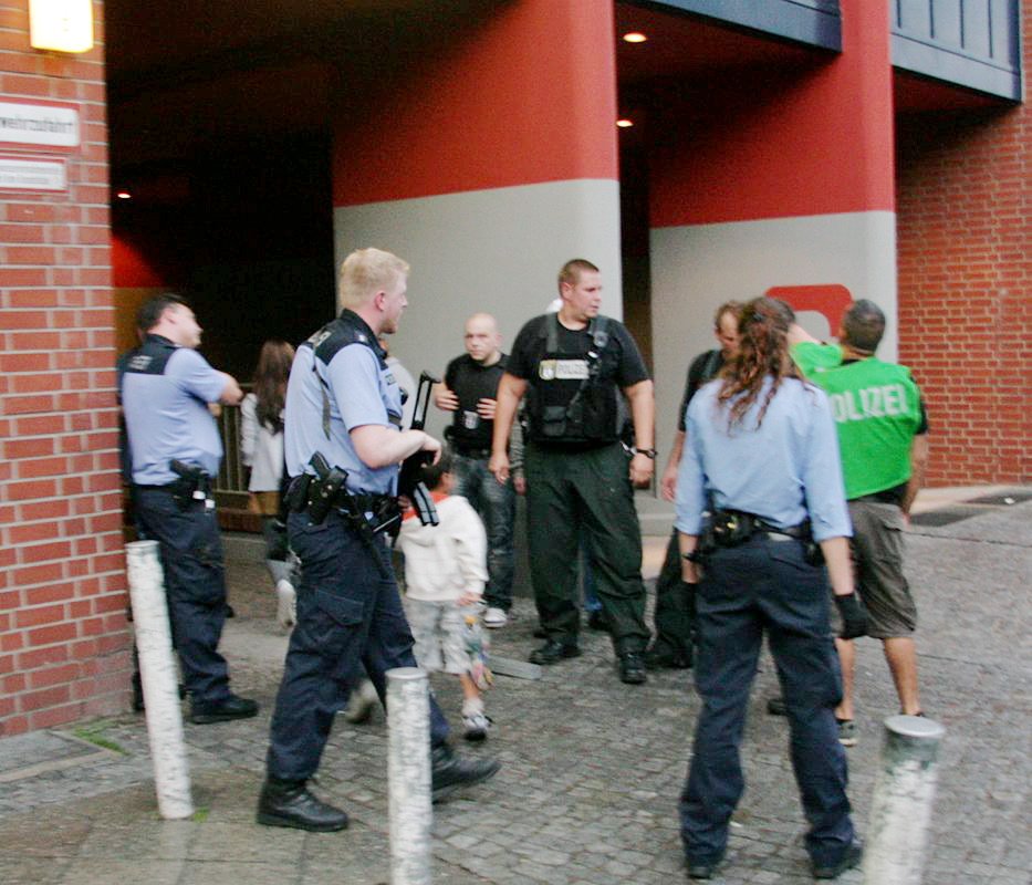 Schwer bewaffnete Polizisten vor dem Wohnhaus von Mehmut Y.