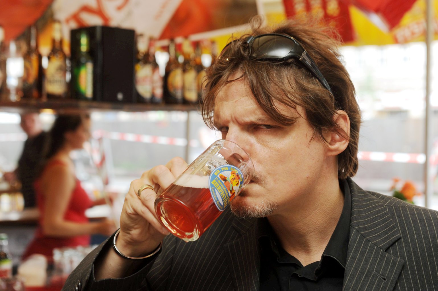 Besonders interessiert den Reporter Weiße mit Schuss in der Polen-Version. Ein tiefer Schluck...