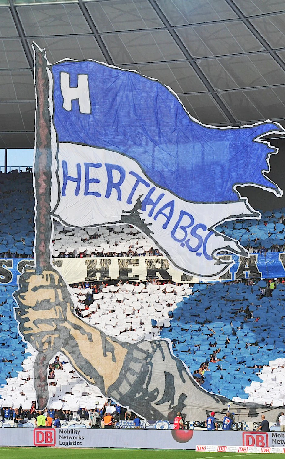 Flagge zeigen mit der Hertha-Fahne: Die geniale Ostkurve, das laut schlagende Herz des Vereins, gab wieder mal alles!