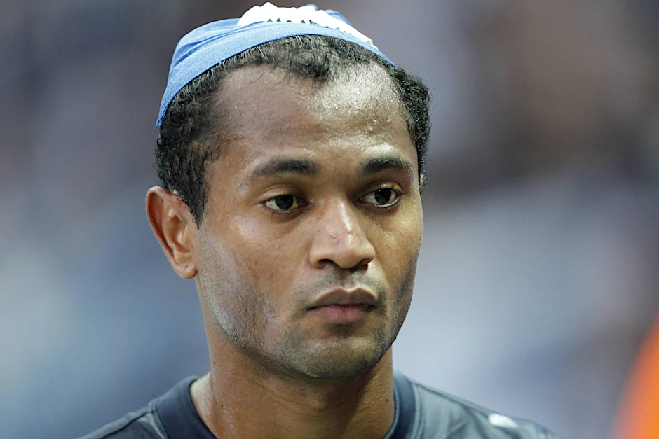 Turban auf dem Kopf, leerer Blick: Raffael ist enttäuscht.