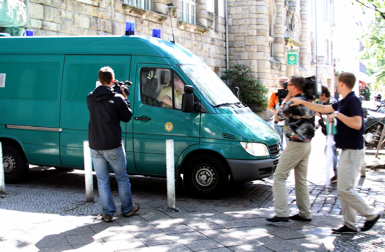 Mehmet Y. verlässt im Gefangenentransporter das Polizeigebäude.