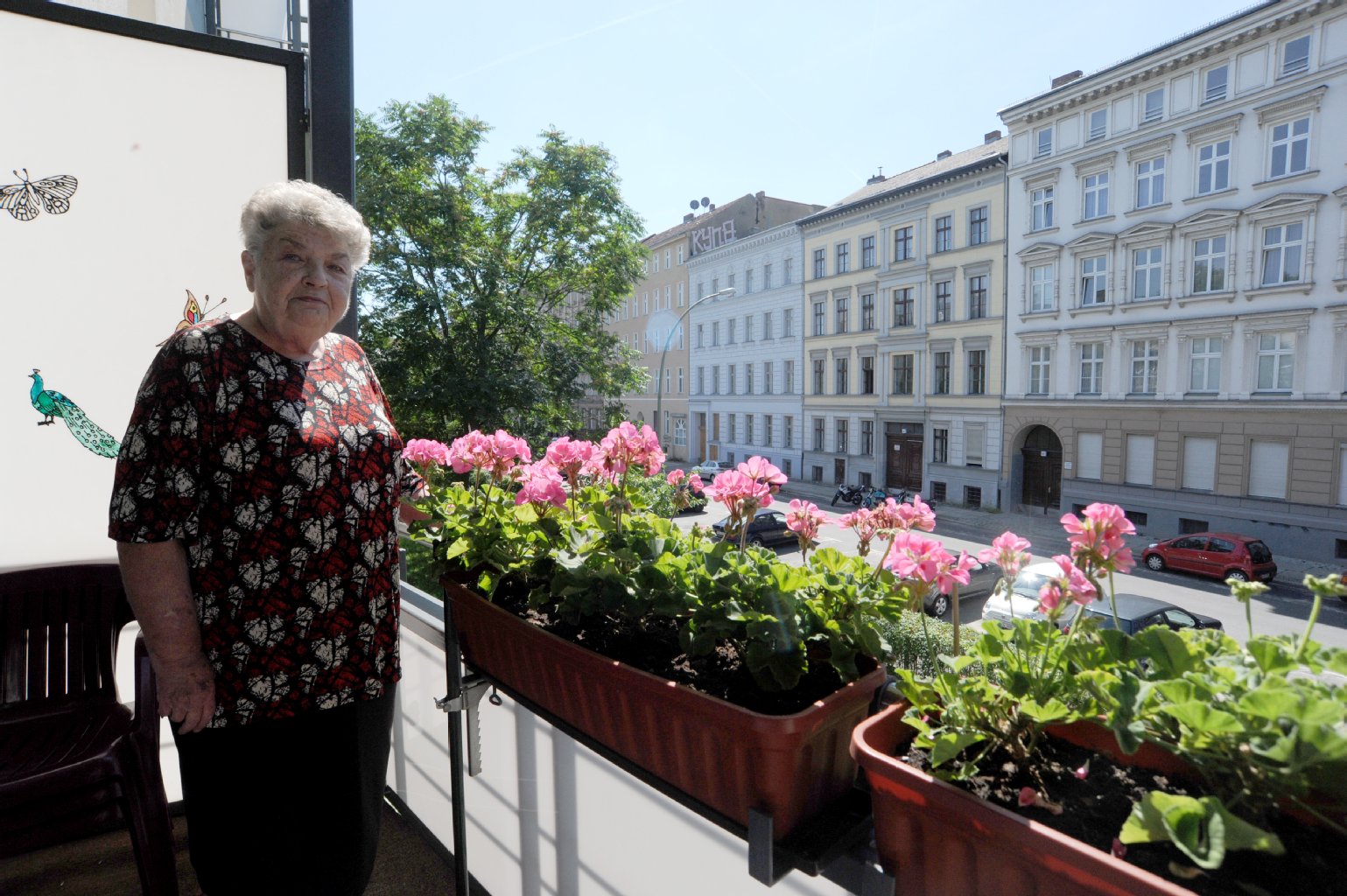 Ingeborg Skiba auf ihrem Balkon. Hier lebt sie seit 50 Jahren.
