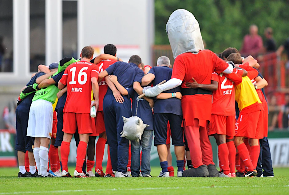 Ganz eng zusammengerückt sind die Unioner nach dem 3:0 gegen Paderborn. Selbst Ritter Keule macht keine Ausnahme und bildet mit den Spielern eine verschworene Einheit.