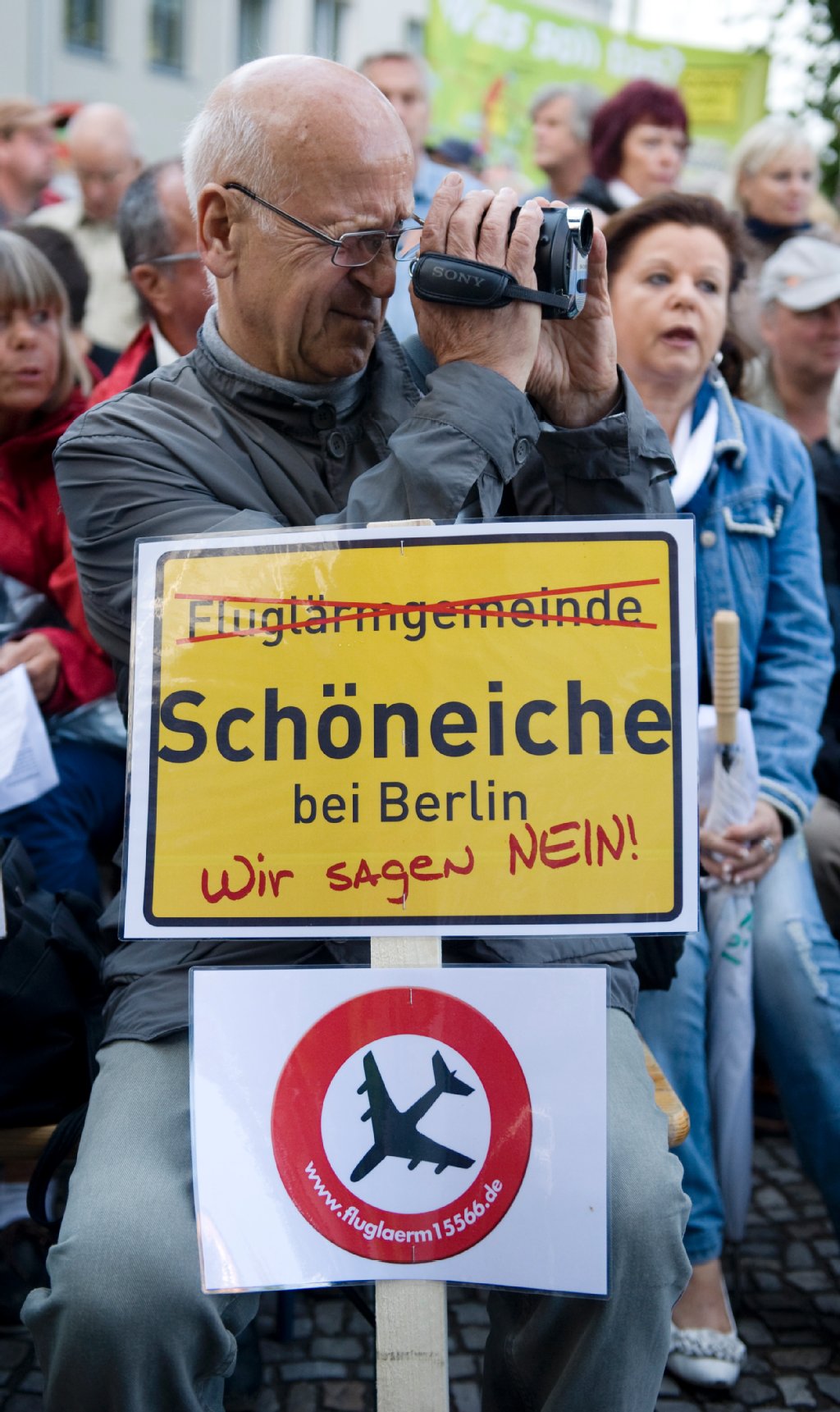 Flugroutengegner protestieren am Montag in Berlin - Friedrichshagen gegen die geplanten Flugrouten des künftigen Großflughafens.